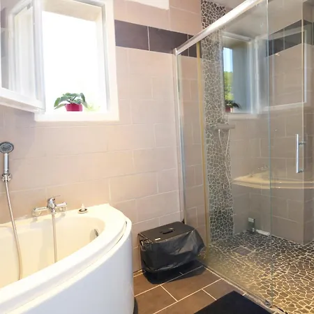 Thetis 4 Pieces Apartment Antibes